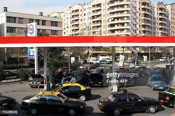 Taxis de Santiago de Chile realizan filas en una estacion para recargar gas el 28 de julio de 2006. Se espera una suba de este combustible para el...