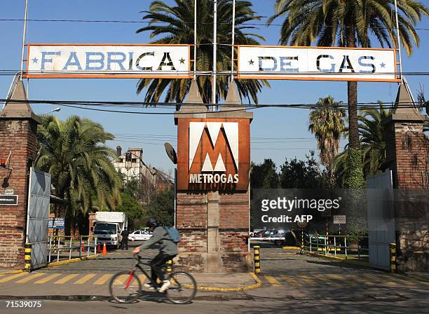 Vista de la entrada principal de la empresa Metrogras, la cual es una de las principales companias de distribucion de gas a los hogares de Santiago,...