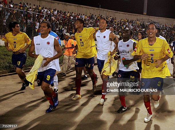 Jugadores de la seleccion de futbol de Colombia festejan la medalla de Oro tras vencer a Venezuela 2-1 en la final de los XX Juegos Centroamericanos...