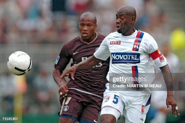 Lyon's Brazilian defender Claudio Roberto Cacapa fights for the ball with PSG's French forward Fabrice Pancrate , 30 July 2006 at Gerland Stadium in...