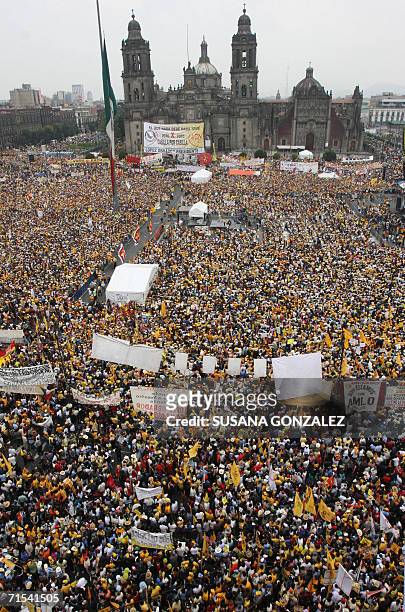 Supporters of Mexican presidential candidate Andres Manuel Lopez Obrador of the Democratic Revolutionary Party rally 30 July, 2006 at Mexico City's...