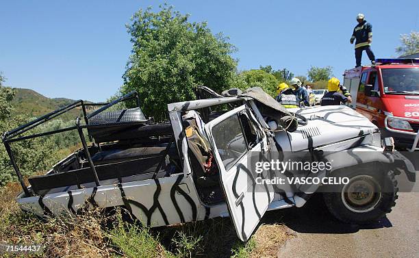 Jeep is hauled from the roadside by rescue workers 31 July 2006 after colliding a tree during a safari trip in Loule, 300 Km South of Lisbon. The...