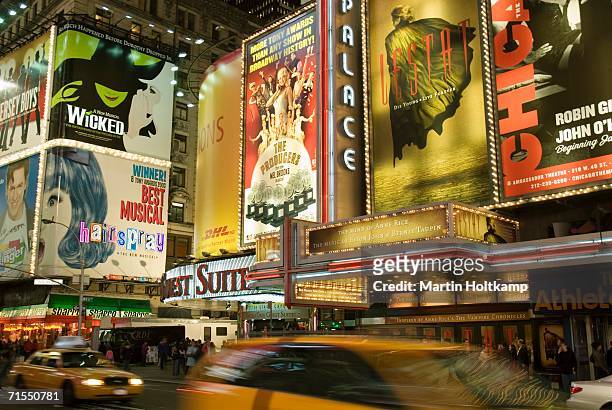 theater marquees in times square, new york city, usa - theaterbezirk von manhattan stock-fotos und bilder