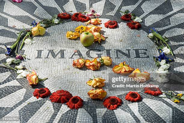 strawberry fields memorial to john lennon in central park, new york city, usa - strawberry fields stockfoto's en -beelden