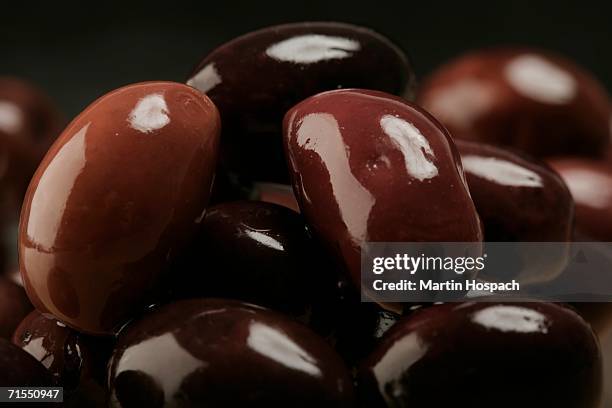calamata olives - black olive stockfoto's en -beelden