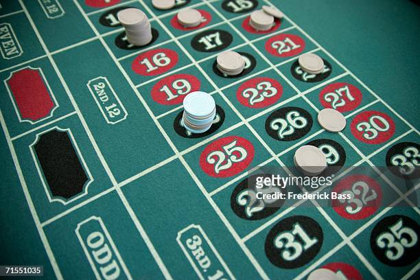 gambling chips on a roulette table - roulette photos et images de collection