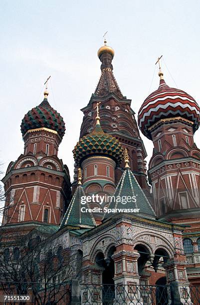 onion domes of st. basil's cathedral, moscow, russia - onion dome stock pictures, royalty-free photos & images