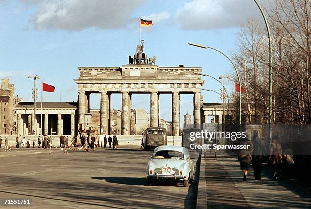 brandenburg gate closed during period of berlin wall, berlin, germany - 1962 fotografías e imágenes de stock