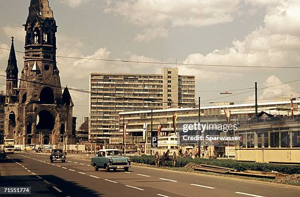 kaiser wilhelm memorial church (ged?chtniskirche) on city street, berlin, germany - kurfurstendamm foto e immagini stock