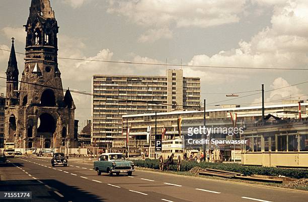 kaiser wilhelm memorial church (ged?chtniskirche) on city street, berlin, germany - berlin historisch stockfoto's en -beelden