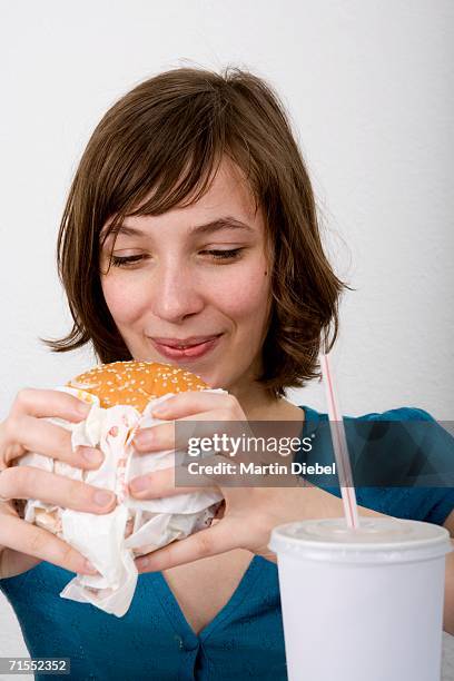 young woman preparing to eat a burger - burger portrait photos et images de collection