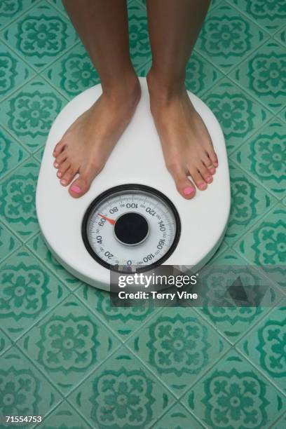 close up of bare feet on bathroom scale - mens bare feet stockfoto's en -beelden