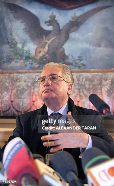 St Petersburg, RUSSIAN FEDERATION: The Director of the Hermitage museum Mikhail Piotrovsky gestures during a prees confrence in St. Petersburg, 01...