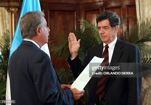 El presidente de Guatemala, Oscar Berger , toma juramento al nuevo canciller Gert Rosenthal en el salon de Los Espejos de Casa de Gobierno en Ciudad...