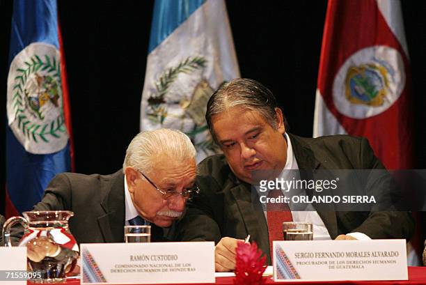 El procurador de Derechos Humanos de Guatemala, Sergio Morales , dialoga con su homologo de Honduras, Ramon Custodio, al inaugurarse la...