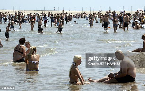 Chicago, UNITED STATES: People flock to Lake Michigan at the North Avenue Beach location to beat the heat 01 August 2006 in Chicago, Illinois....