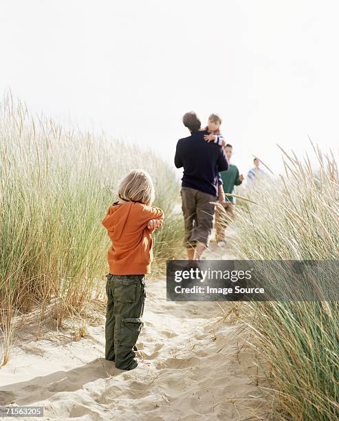 family on a dune - marram grass stockfoto's en -beelden