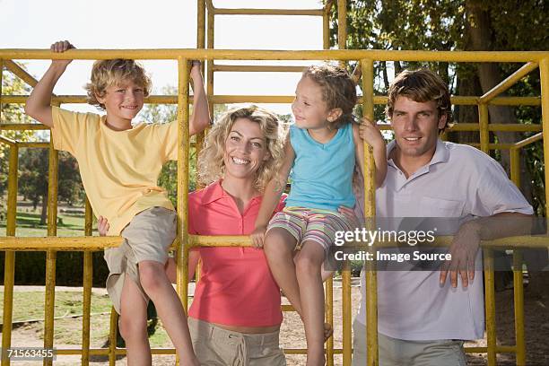 familie auf eine kletter-frame - mother and son at playground stock-fotos und bilder