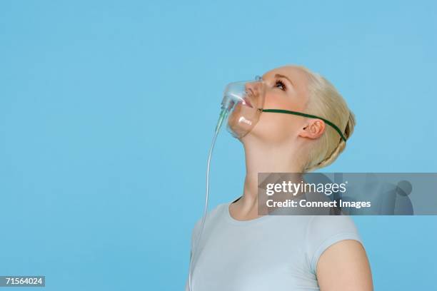 young woman wearing an oxygen mask - oxigênio-equipamento-médico - fotografias e filmes do acervo