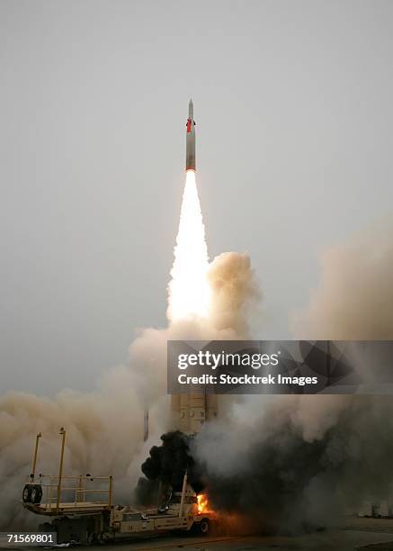 "point mugu sea range, california (august 26, 2004) ? an arrow anti-ballistic missile interceptor is launched from its mobile platform during a joint israel/united states developmental test at the point mugu sea range, california." - ballistic missile stockfoto's en -beelden