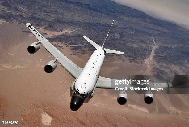 rc-135 rivet joint reconnaissance aircraft moves into position behind a kc-135 stratotanker for an aerial refueling at a speed greater than 250 knots over southwest asia. - aerial refueling stock-fotos und bilder