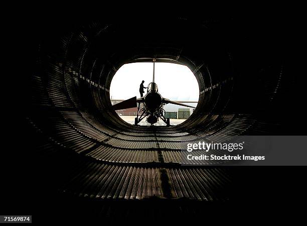 "march 31, 2006 - technician prepares an f-16 fighting falcon for engine run at the virginia air national guard located at sandstone, va." - falcons stock-fotos und bilder