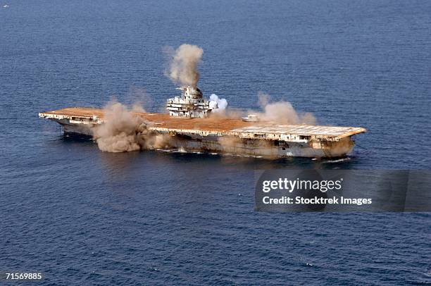 "gulf of mexico (may 17, 2006) - the ex-oriskany, a decommissioned aircraft carrier, was sunk 24 miles off the coast of pensacola, florida, on may 17 to form an artificial reef." - sinking ship stock pictures, royalty-free photos & images