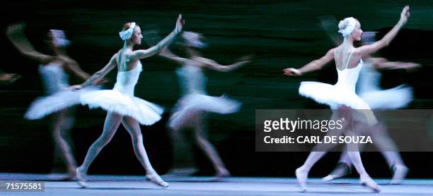 London, UNITED KINGDOM: Russian dancers from the Russian Bolshoi Ballet Company perform during a rehearsal of the Swan Lake at the Royal Opera House...