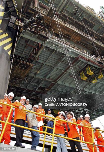 Angra dos Reis, BRAZIL: Brazilian President Luis Inacio Lula da Silva crosses a bridge at the oil offshore platform P-52 followed by Petrobras'...