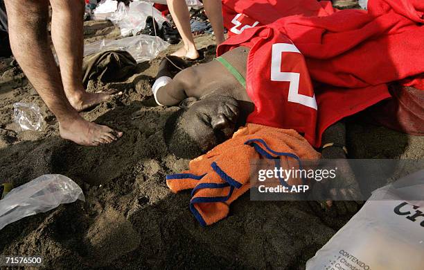 First aid workers and tourists help would-be immigrants on Tejita beach, in Granadilla on the Spanish Canary island of Tenerife, 03 August 2006. More...