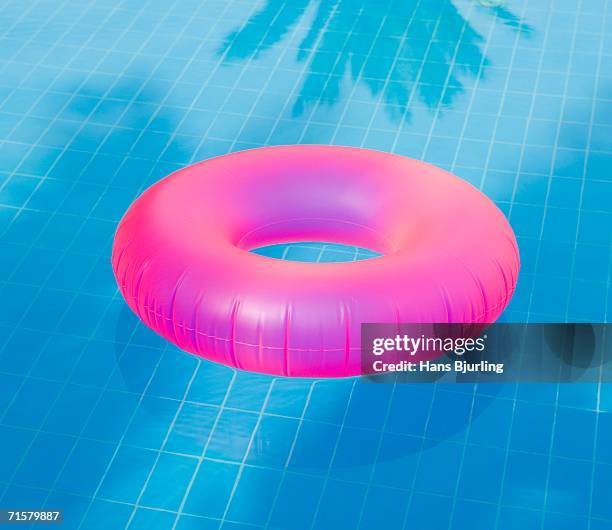 a pink inflatable ring in a pool. - inflatable ring 個照片及圖片檔