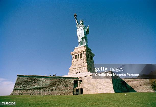 the statue of liberty. - insel liberty island stock-fotos und bilder