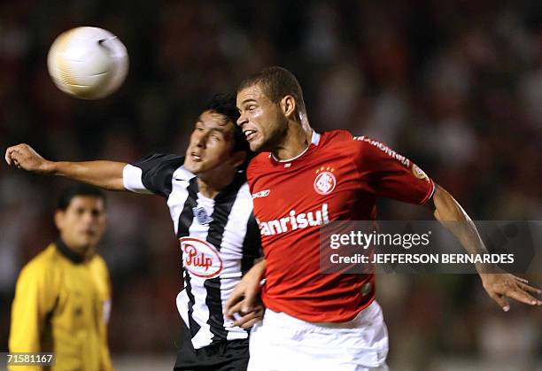 Carlos Bonet del equipo paraguayo de Libertad disputa el balon con Edinho del equipo Internacional de Brasil durante el partido de vuelta por las...