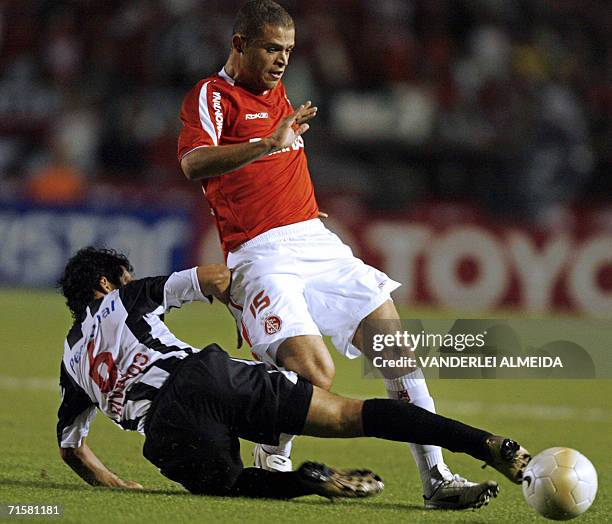 Cristian Riveros del equipo paraguayo de Libertad disputa el balon con Edinho del equipo Internacional de Brasil durante el partido de vuelta por las...