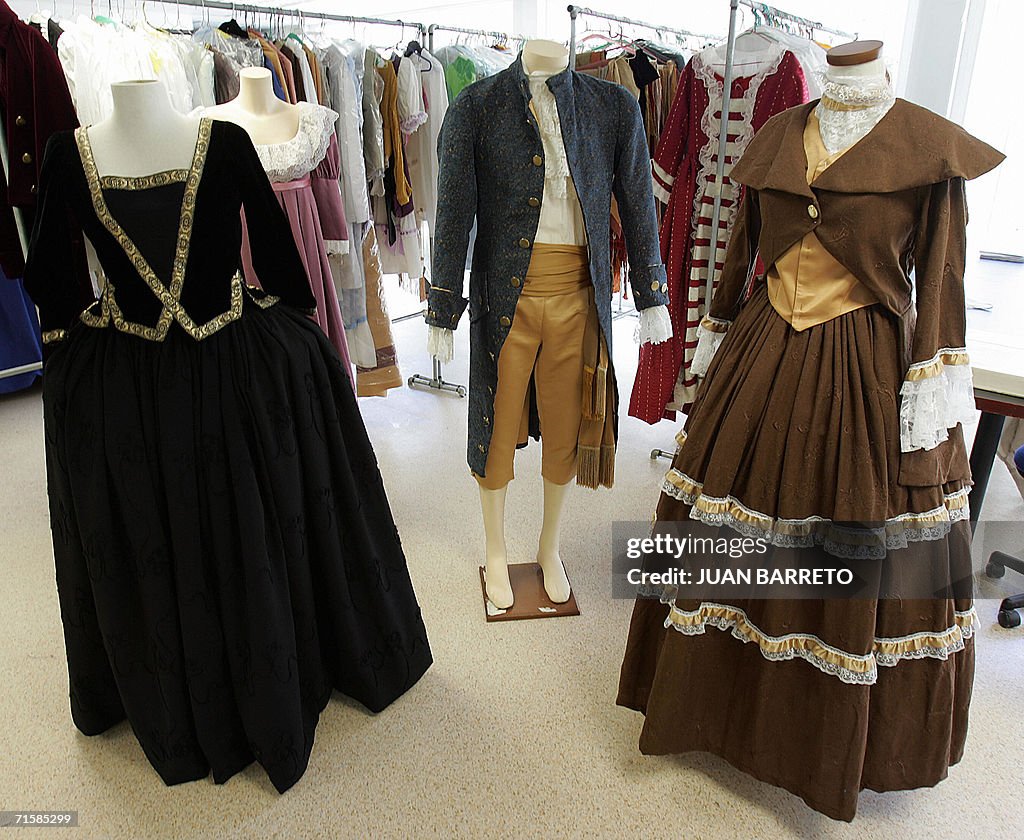 NOTA - Trajes de la epoca colonial son expuestos en el centro de... Photo d'actualité - Getty Images NOTA - Trajes de la epoca colonial son expuestos en el centro de... Photo d'actualité - Getty Images