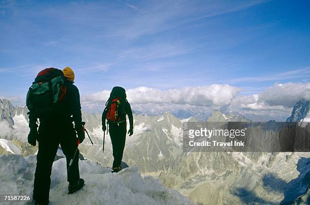 hikers crossing l'aiguille du midi - 3842m rocky outcrop - limites du terrain - fotografias e filmes do acervo