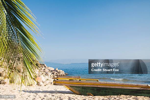 wooden 'plank' boat on the beach - tanganyikasjön bildbanksfoton och bilder