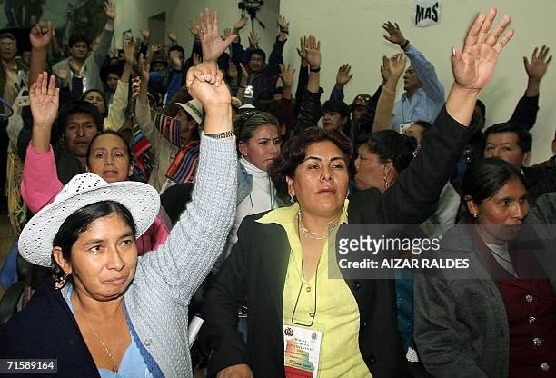 La indigena Quechua Silvia Lazarte participa de una votacion durante una reunion de asambleistas el 04 de agosto de 2006, donde fue elegida como...
