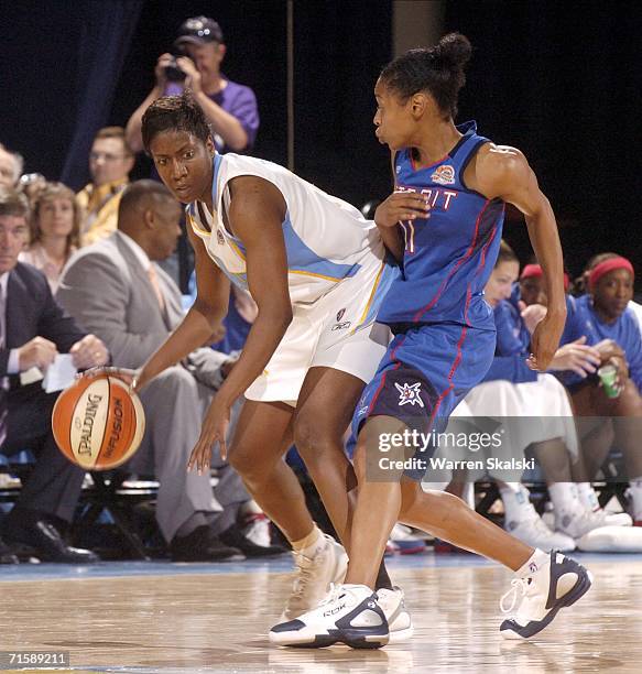 Coretta Brown of the Chicago Sky defended by Kendra Holland-Corn of the Detroit Shockon August 4, 2006 at the UIC Pavilion in Chicago, Illinois. NOTE...