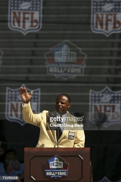 Quarterback Warren Moon waves during the Class of 2006 Pro Football Hall of Fame Enshrinement Ceremony at Fawcett Stadium on August 5, 2006 in...