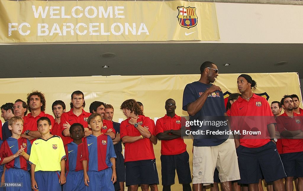 Kobe Bryant Meets With FC Barcelona