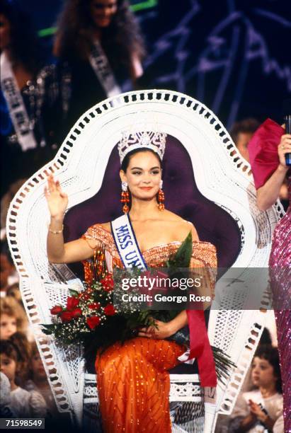 Miss Mexico, Lupita Jones waves to the audience after being crowned Miss Universe at the 1991 Las Vegas, Nevada, ceremonies.