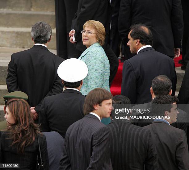 La presidenta de Chile Michelle Bachelet ingresa al Congreso Nacional en Bogota el 07 de agosto de 2006 para asistir a la asuncion del presidente de...