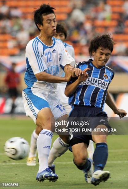 China's football club Dalian Shide defender Wang Sheng clashes with South Korea's Ulsan Hyundai defender Park Byung-Gyu during the first half of...