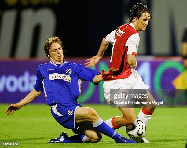 Tomas Rosicky of Arsenal tussels for the ball with Luka Modric of Zagreb during the UEFA Champions League Qualification third round match between...
