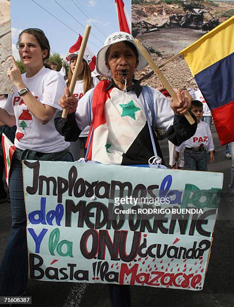 Una mujer grita consignas contra la guerra en el Medio Oriente el 08 de agosto de 2006 en Quito. La colonia libanesa en Quito marcho al edificio de...