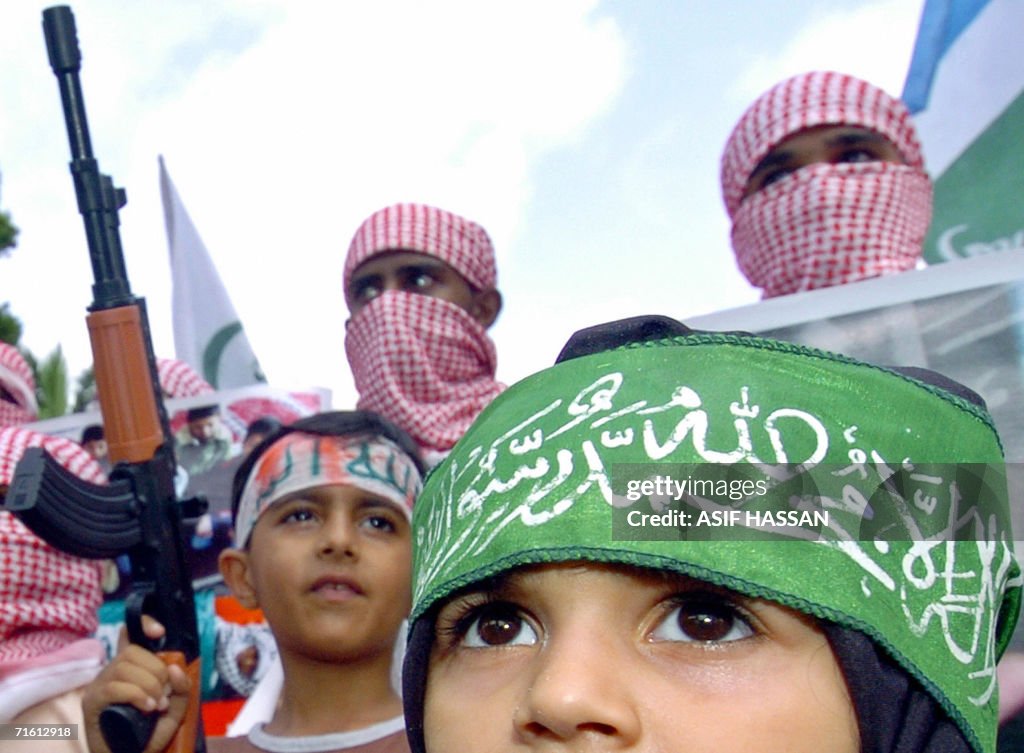 A Pakstani youth from the Muttahida Majl