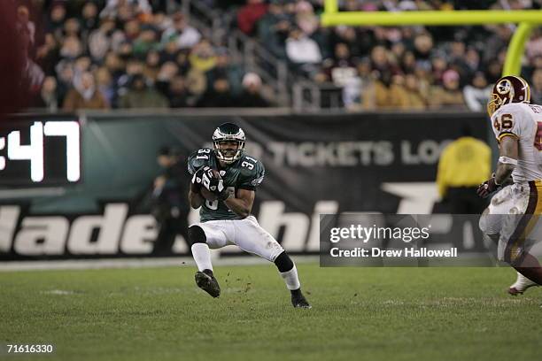 Cornerback Dexter Wynn of the Philadelphia Eagles catches the ball during the game against the Washington Redskins on January 1, 2006 at Lincoln...