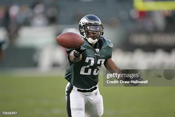 Running back Ryan Moats of the Philadelphia Eagles catches the ball during the game against the Washington Redskins on January 1, 2006 at Lincoln...