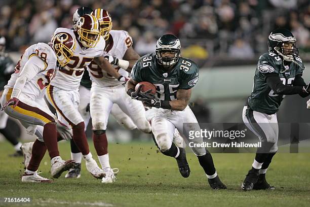 Running back Bruce Perry of the Philadelphia Eagles runs with the ball during the game against the Washington Redskins on January 1, 2006 at Lincoln...